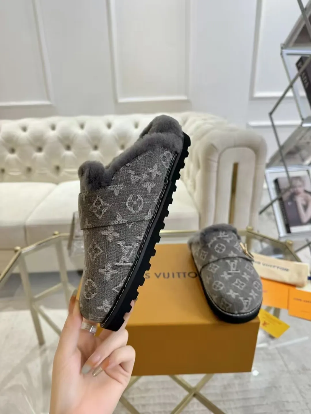 p600✨ LV Couple’s Wool Slippers｜Full of high-end feel, the soles of your feet are luxurious✨ We have achieved the ultimate restoration of the "higher version" of this pair of LV classic toe-toe slippers! 👫💫 🌟 The core advantages are clear at a glance: ✔️ Original jacquard + cowhide fabric, delicate texture, high-end at first glance; ✔️ 280% pure wool lining, wearing barefoot is like stepping on clouds ☁️, soft and skin-friendly and not sweaty; ✔️ Non-slip rubber bottom + three-dimensional toe design, super stable for walking, fashionable and practical!  👀 Must-have attention to detail: Belt buckle + classic LV presbyopic elements, revealing the aura of a big-name brand in a low-key manner ~ Whether it is a couple dating or a trip with besties, both of them are the focus when they go out👟💖 ✨ Easily match the wardrobe: jeans + sweaters, lazy and casual style ✔️ Coat + skirt, refined and elegant ✔️ One pair of shoes can handle a variety of styles, and the sense of luxury is never artificial ~ #LV slippers #couple outfit #High-End Customization #Quality Shoes Recommendation Fabric: Yangjing/classic jacquard fabric Lining: Imported wool lining Sole: Original rubber sole Size: Female 35-41 Male 38-46